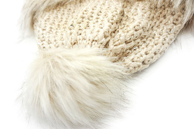 Strikhue med pelskvast Beige