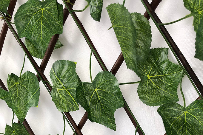 Espalier med kunstig plante