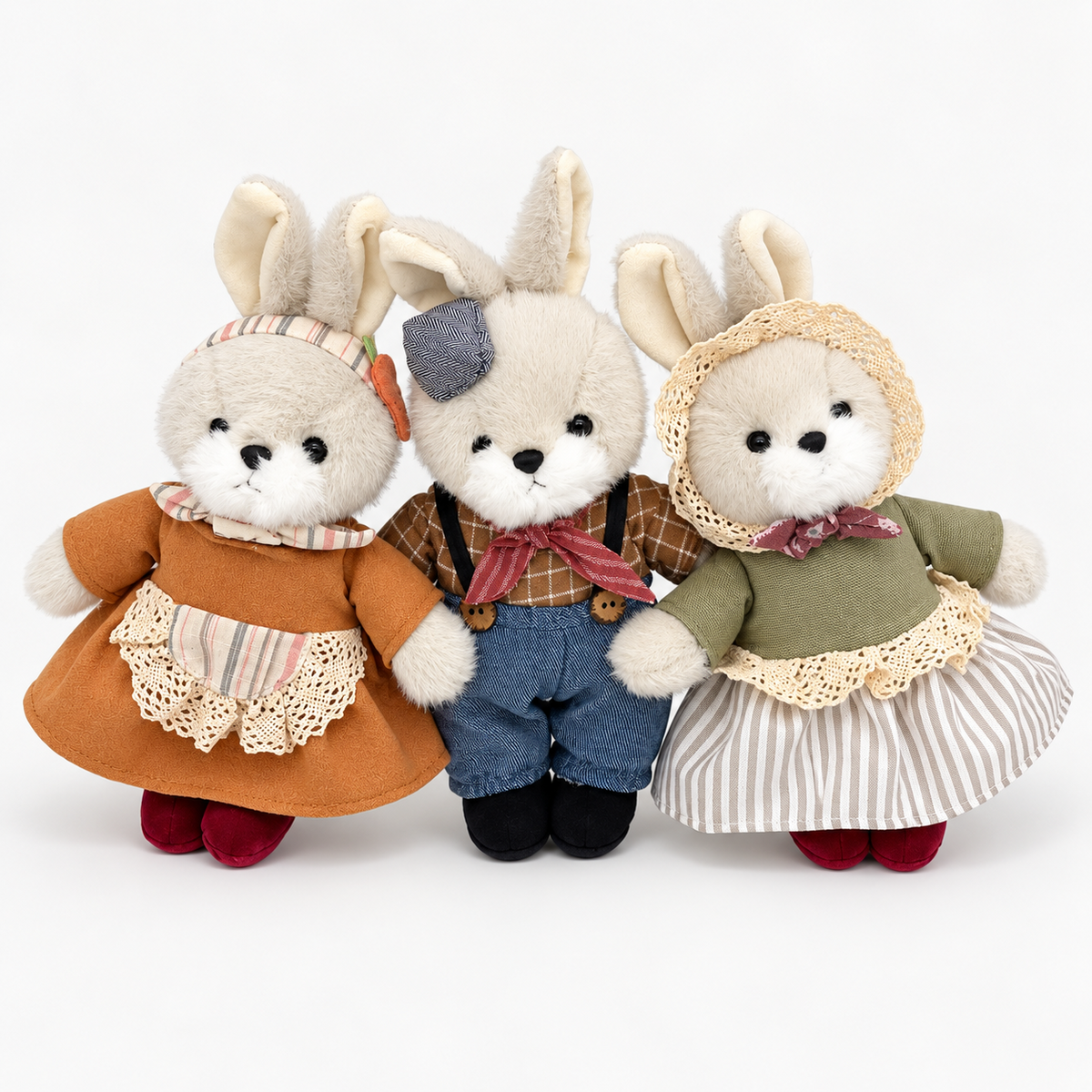 Tre plyskaniner i forskellige outfits